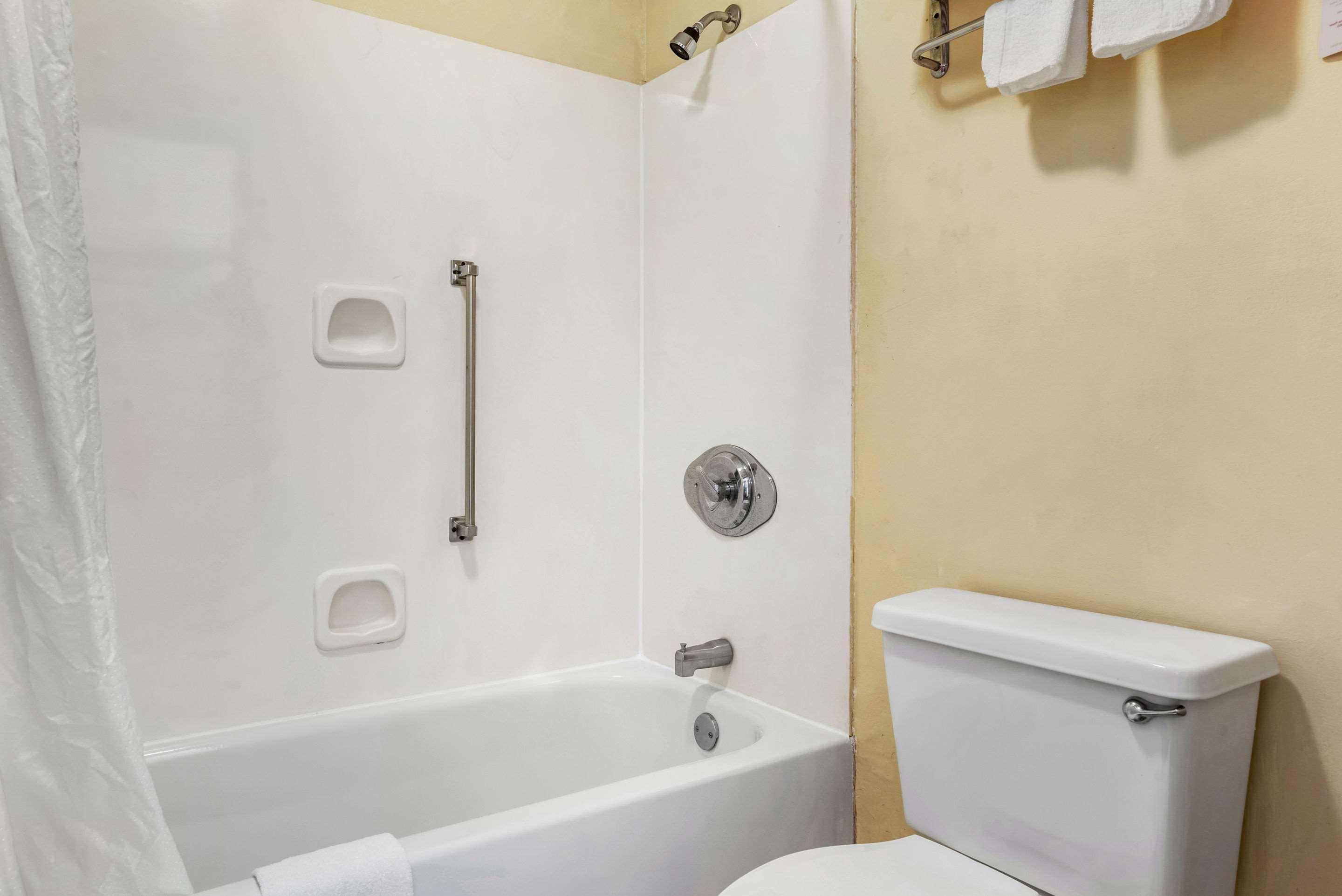 Econo Lodge Inn & Suites Forest Ngoại thất bức ảnh