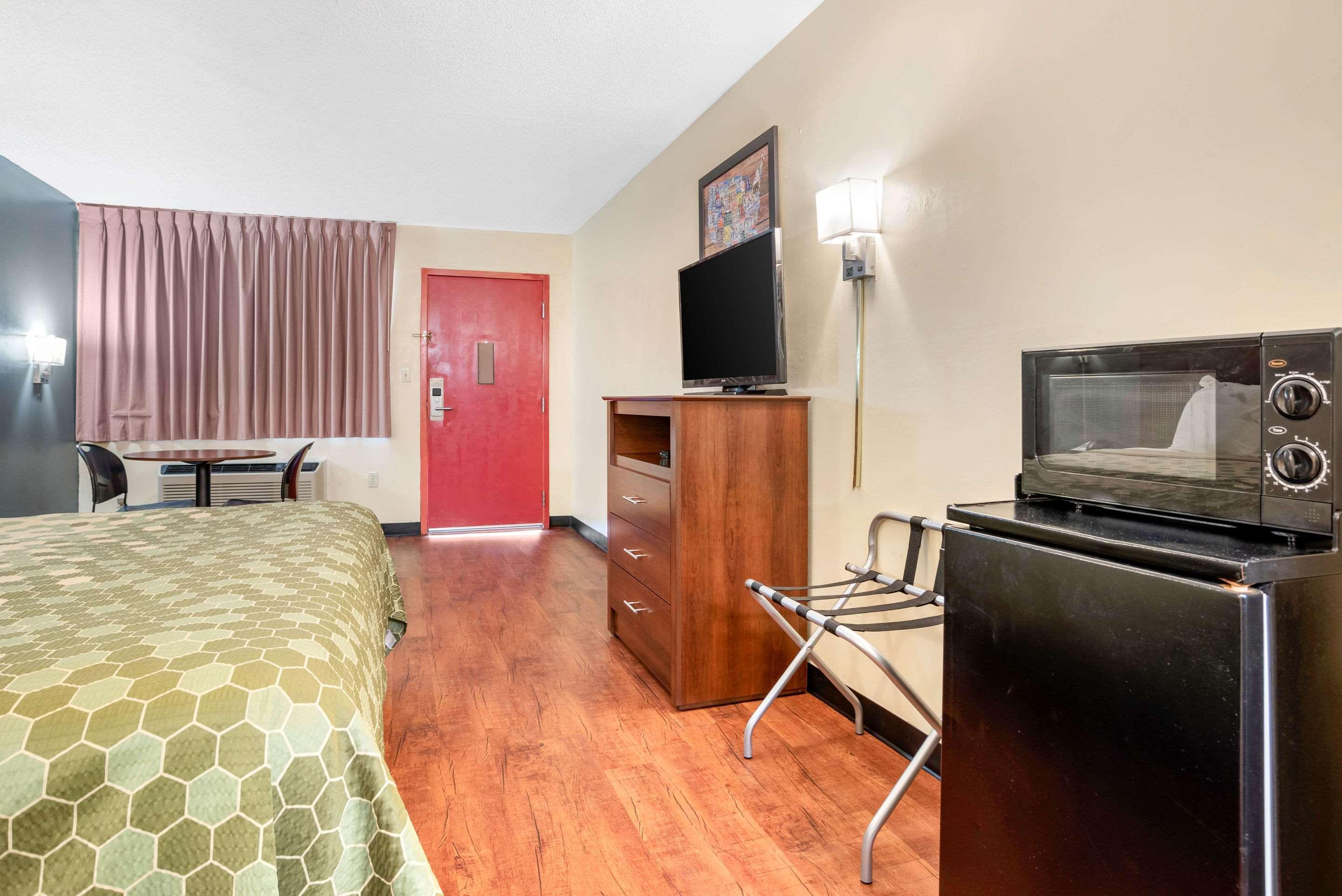 Econo Lodge Inn & Suites Forest Ngoại thất bức ảnh