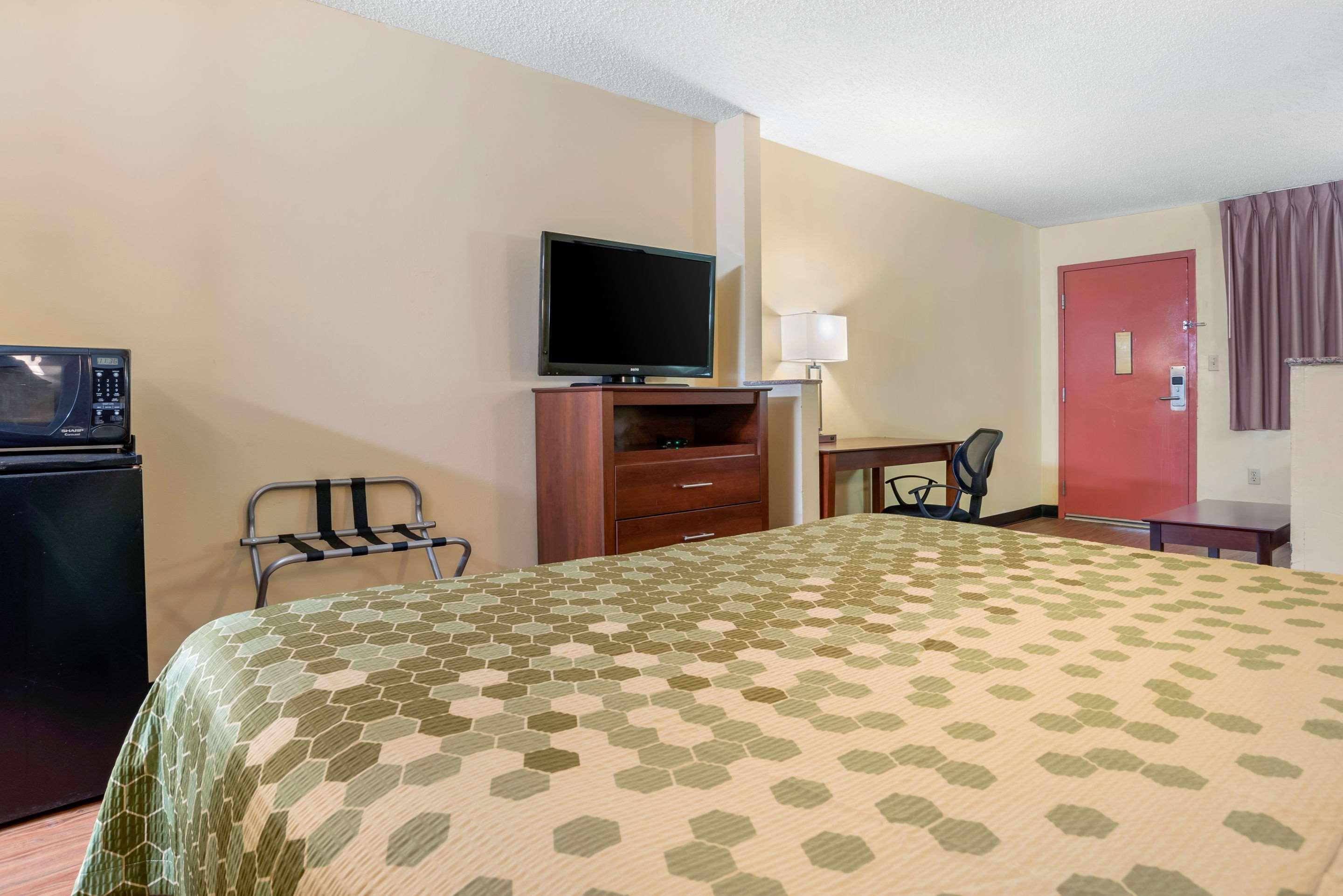 Econo Lodge Inn & Suites Forest Ngoại thất bức ảnh