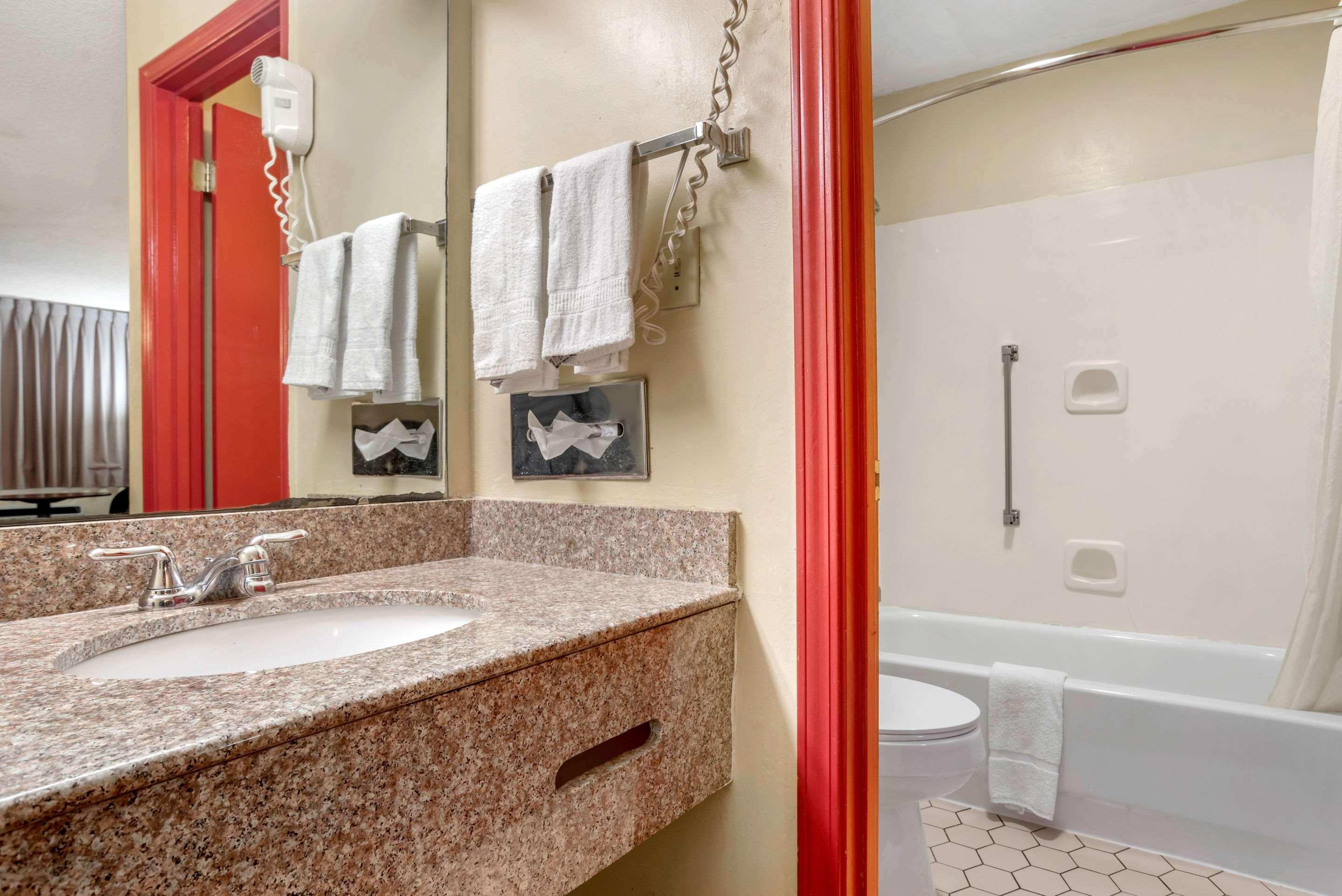 Econo Lodge Inn & Suites Forest Ngoại thất bức ảnh