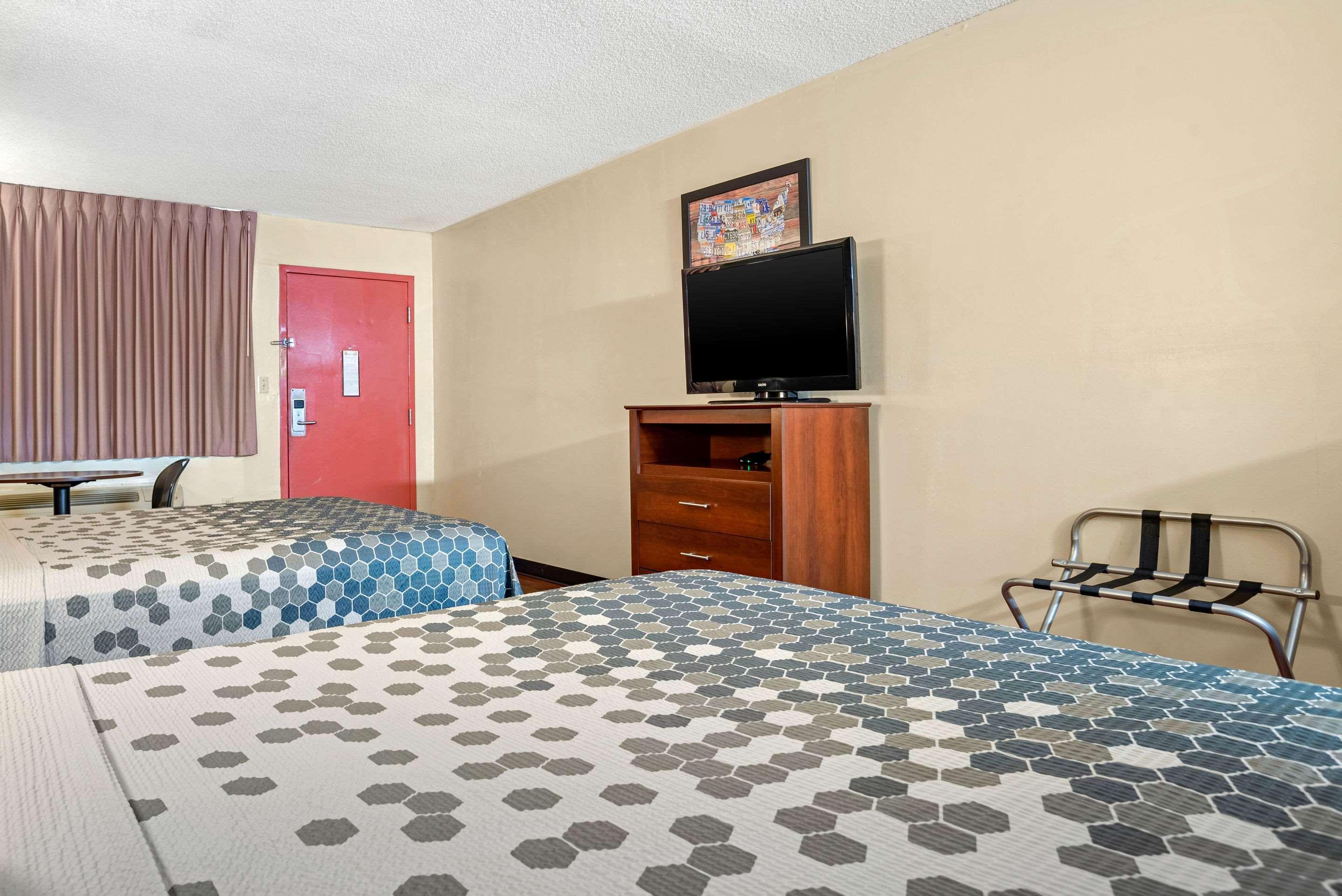 Econo Lodge Inn & Suites Forest Ngoại thất bức ảnh