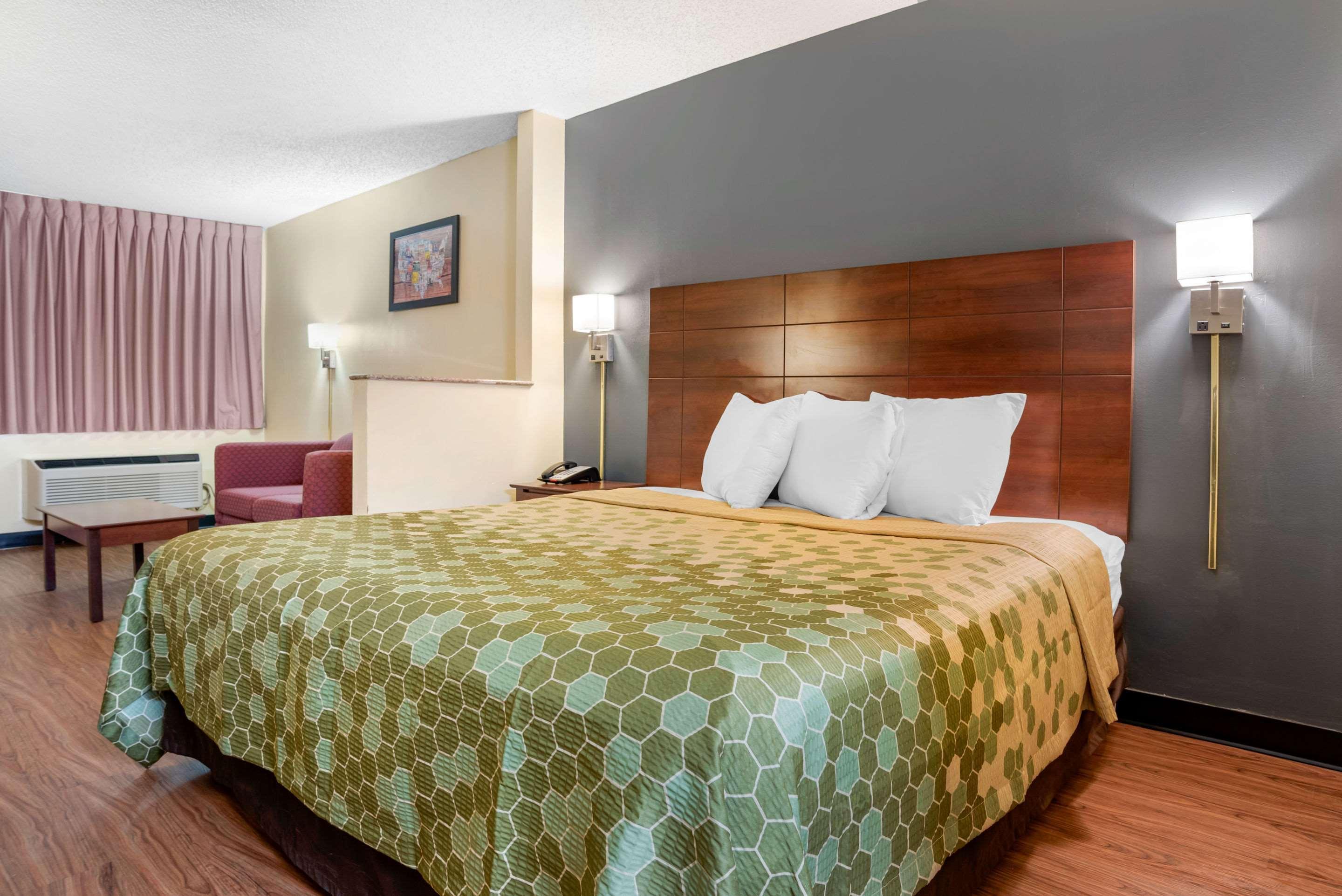 Econo Lodge Inn & Suites Forest Ngoại thất bức ảnh