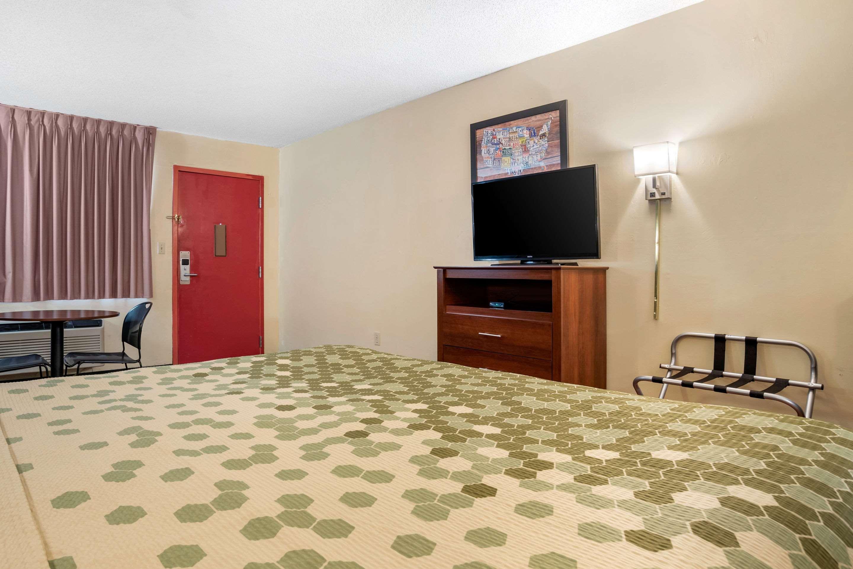 Econo Lodge Inn & Suites Forest Ngoại thất bức ảnh
