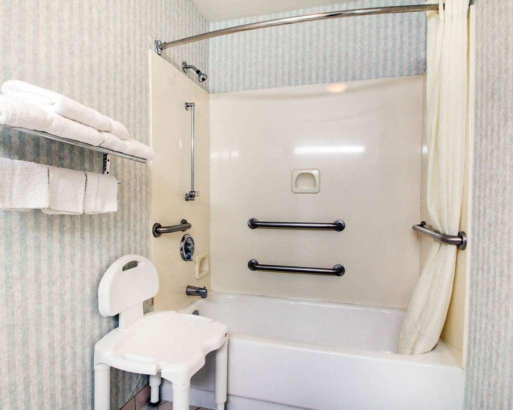 Econo Lodge Inn & Suites Forest Phòng bức ảnh