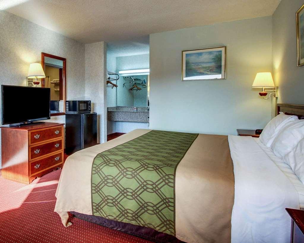 Econo Lodge Inn & Suites Forest Phòng bức ảnh