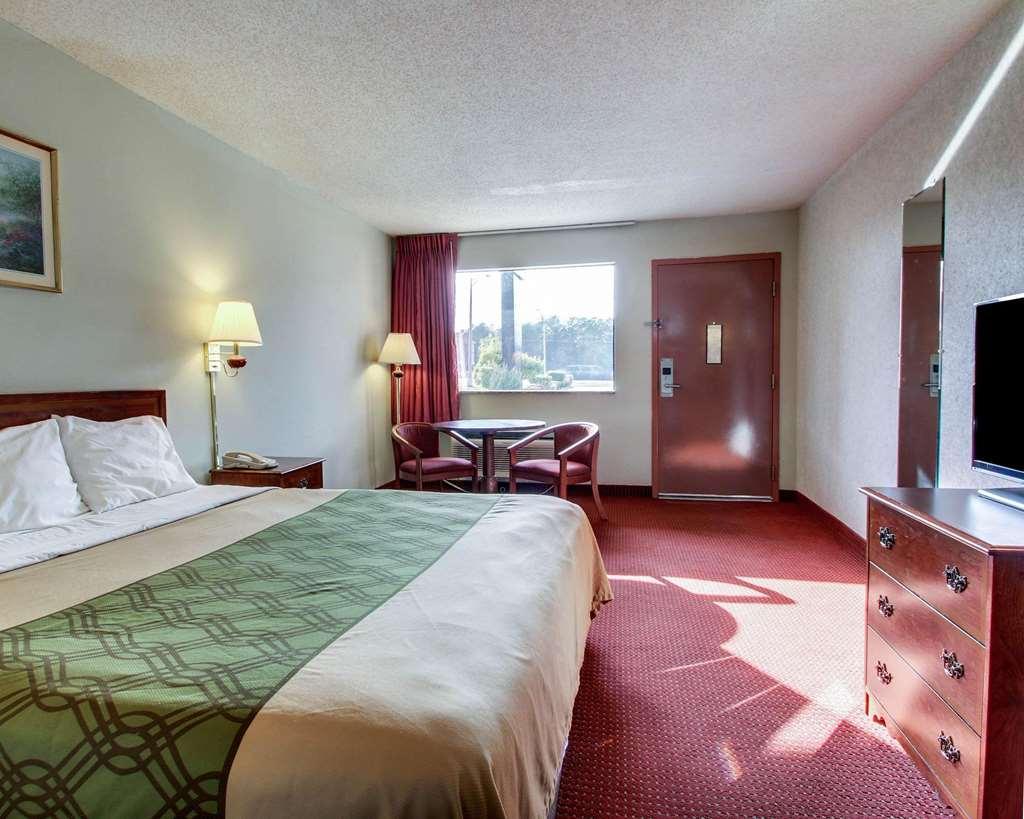Econo Lodge Inn & Suites Forest Phòng bức ảnh